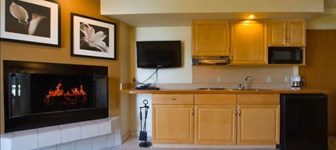 Lake Michigan Suite | Private kitchen | Fridge, microwave