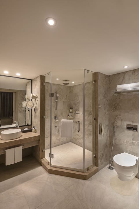 Studio Suite | Bathroom | Shower, bathrobes, slippers, bidet