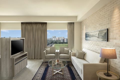 Studio Suite | Living room | Flat-screen TV