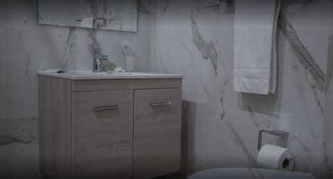 Shower, rainfall showerhead, free toiletries, hair dryer