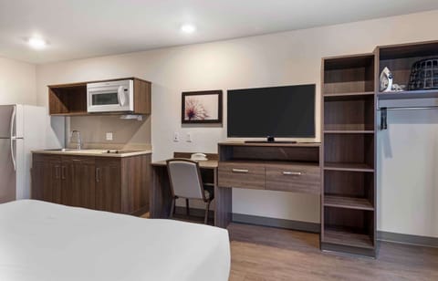 Standard Studio, 1 Queen Bed, Non Smoking, Refrigerator & Microwave | Desk, laptop workspace, free WiFi, bed sheets