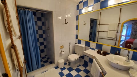 Deluxe Double Room | Bathroom | Shower, free toiletries, hair dryer, bidet