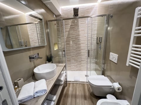 Deluxe Triple Room | Bathroom | Shower, free toiletries, hair dryer, bidet