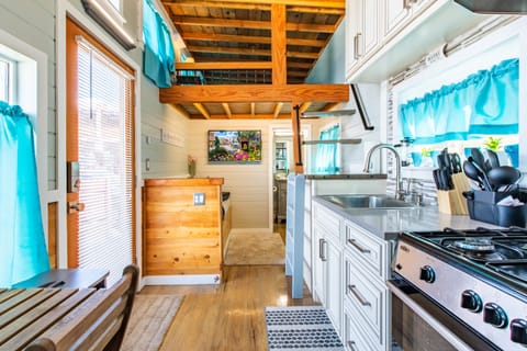 Cabin (Tiny House Destiny) | Soundproofing, iron/ironing board, bed sheets