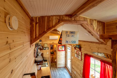 Cabin (Tiny House Oakley) | Living area | 40-inch flat-screen TV with satellite channels, TV, streaming services