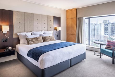 Junior Suite, 1 King Bed - City View with Club Access | Premium bedding, Select Comfort beds, in-room safe, blackout drapes