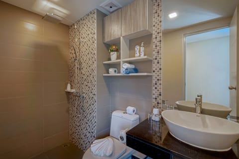 Deluxe Mountain View | Bathroom | Shower, rainfall showerhead, free toiletries, hair dryer