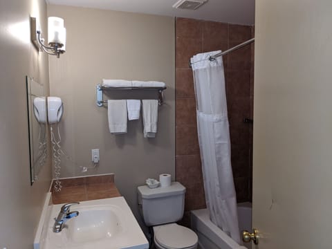 Combined shower/tub, deep soaking tub, free toiletries, towels