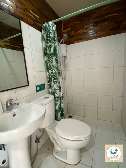 Triple Deluxe Room | Bathroom | Shower, towels, soap, shampoo