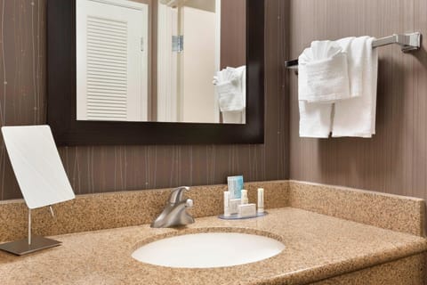 Combined shower/tub, designer toiletries, hair dryer, towels