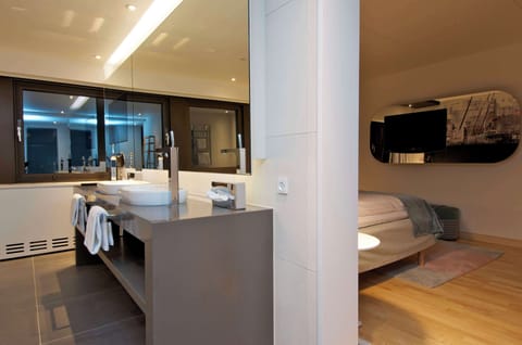 Presidential Suite | Bathroom | Shower, hair dryer, heated floors, towels
