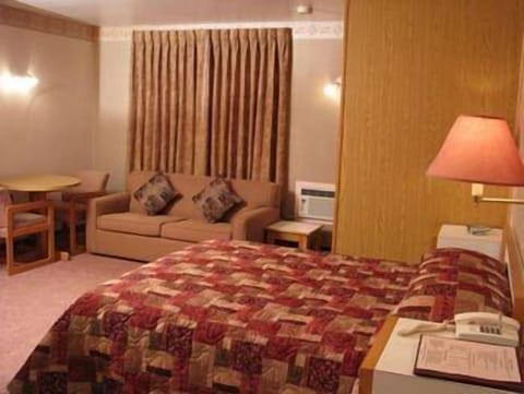 Standard Room, Jetted Tub | Desk, iron/ironing board, free WiFi