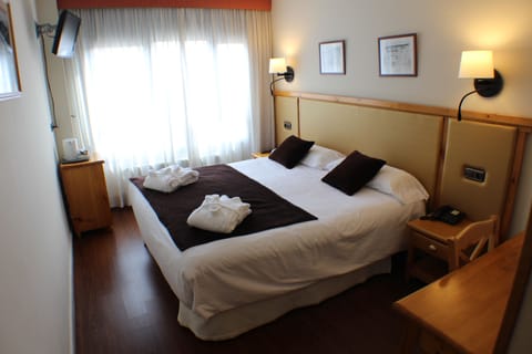 Double Room | In-room safe, desk, blackout drapes, free WiFi