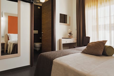 Superior Room, Balcony | Bathroom | Shower, rainfall showerhead, free toiletries, hair dryer