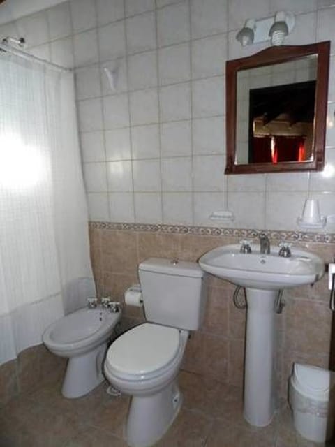 Combined shower/tub, deep soaking tub, free toiletries, hair dryer