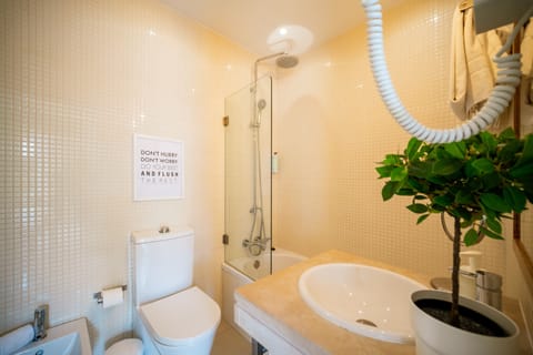 Studio | Bathroom | Free toiletries, towels