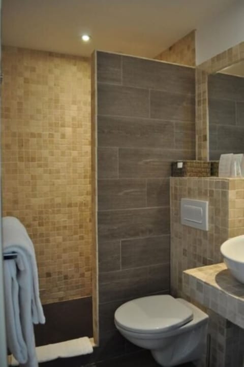 Superior Double Room, Valley View | Bathroom | Shower, hair dryer, towels