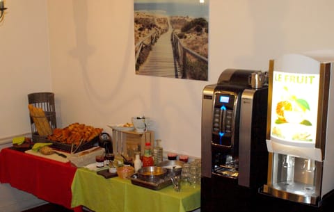 Continental breakfast on weekdays (EUR 10.50 per person)