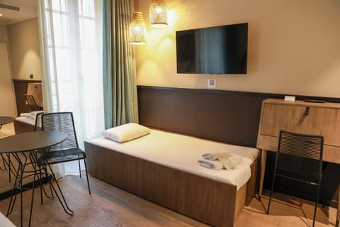 Deluxe Room, 1 King Bed, Non Smoking (Twin bed on request) | Premium bedding, minibar, in-room safe, individually decorated