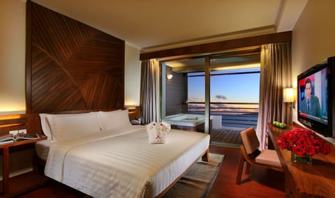 Deluxe Suite, 2 Bedrooms, Kitchen, Ocean View | Premium bedding, minibar, in-room safe, desk