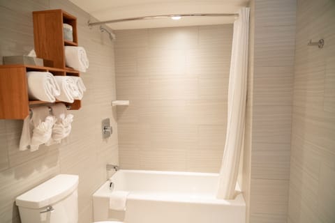 Superior Room 1 King | Bathroom | Combined shower/tub, eco-friendly toiletries, hair dryer, towels