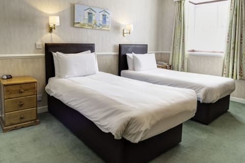 Comfort Room, 2 Twin Beds, Non Smoking | Desk, blackout drapes, iron/ironing board, free WiFi