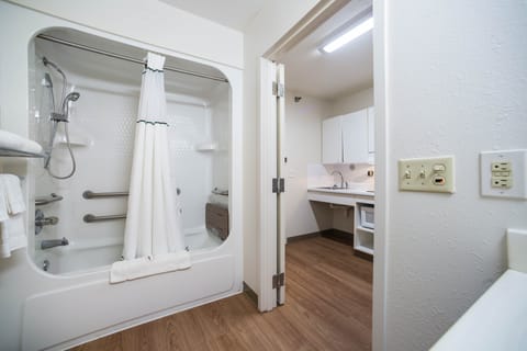 Studio, 1 Queen Bed, Accessible, Non Smoking | Bathroom | Hydromassage showerhead, free toiletries, towels