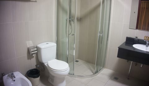 Luxury suite | Bathroom | Rainfall showerhead, free toiletries, hair dryer, bathrobes