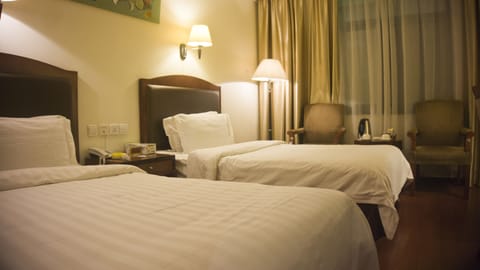 Double room | Minibar, in-room safe, individually decorated, individually furnished