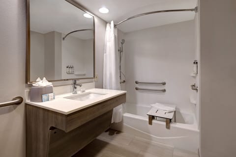 Standard Room, 1 King Bed, Accessible (Communications, Accessible, Tub) | Bathroom | Combined shower/tub, hair dryer, towels