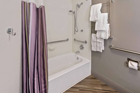 Combined shower/tub, free toiletries, hair dryer, towels