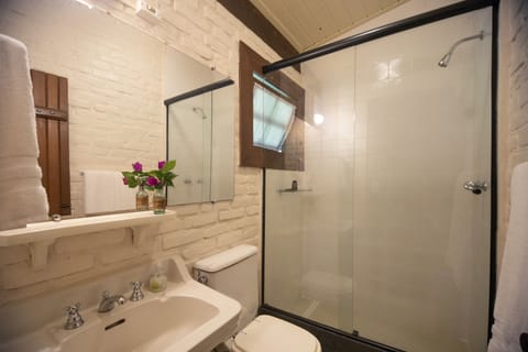 Studio Suite, 1 Queen Bed | Bathroom | Free toiletries, hair dryer, bathrobes, slippers