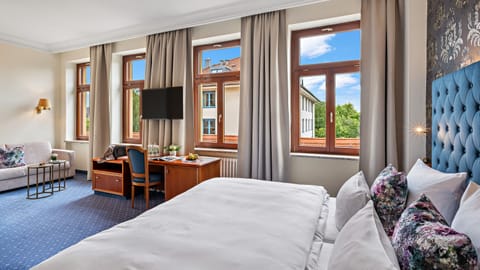 Junior Suite Hof (Courtyard View) | Hypo-allergenic bedding, minibar, in-room safe, desk