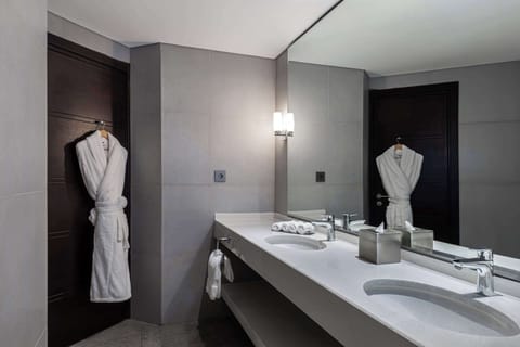 King Executive Suite with City View | Bathroom | Free toiletries, hair dryer, bathrobes, bidet