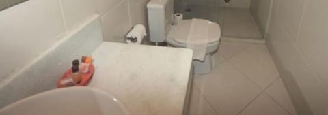 Shower, free toiletries, hair dryer, bidet