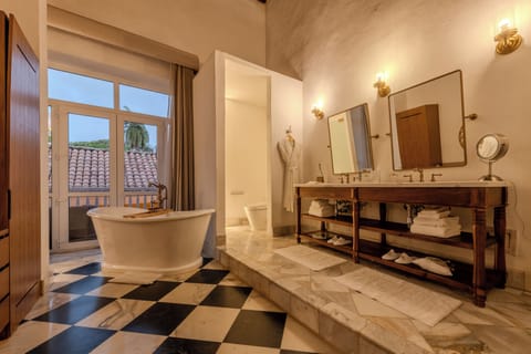 Grand Suite | Bathroom | Shower, free toiletries, hair dryer, bathrobes