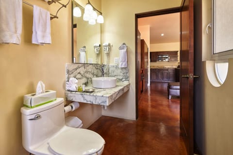 Studio Suite, 1 King Bed | Bathroom | Shower, free toiletries, hair dryer, towels