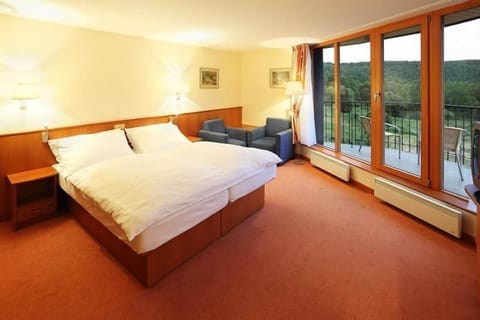 Double Room | In-room safe, desk, free WiFi, bed sheets