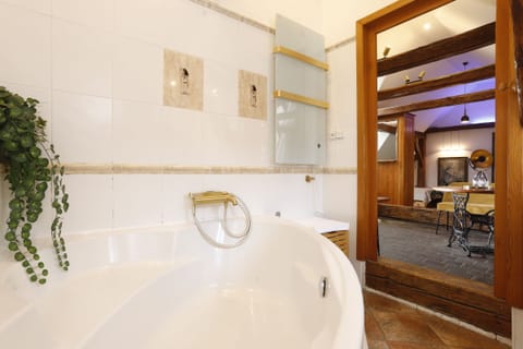 Premium Attic Apartment with Private Terrace and Castle View | Bathroom | Free toiletries, hair dryer, bathrobes, slippers