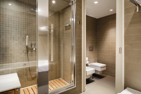 Premium Suite | Bathroom | Rainfall showerhead, free toiletries, hair dryer, bathrobes