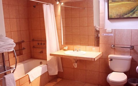 Junior Double Room | Bathroom | Hair dryer, towels