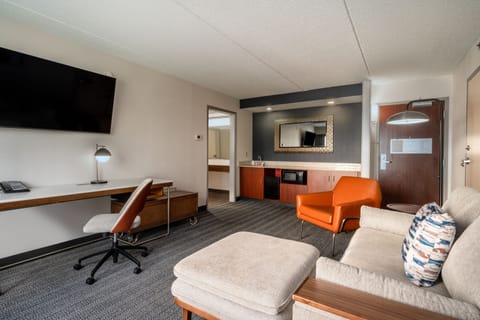 Suite, 1 Bedroom | Living room | 32-inch Smart TV with satellite channels, TV, Netflix