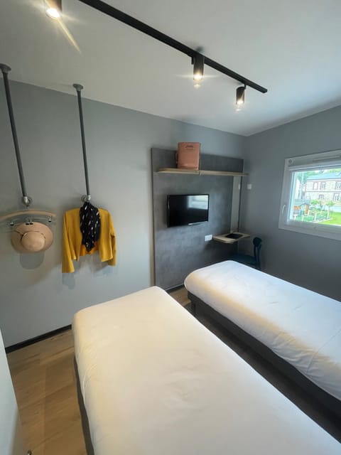 Room, 2 Twin Beds | Soundproofing, free WiFi, bed sheets