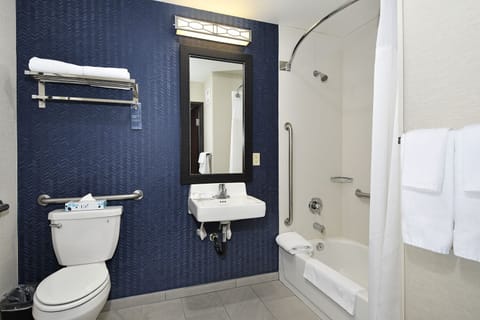 Combined shower/tub, free toiletries, hair dryer, towels