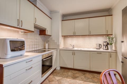 Comfort Apartment, 1 Bedroom | Private kitchen | Fridge, oven, stovetop, coffee/tea maker