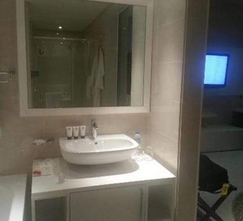 Separate tub and shower, free toiletries, hair dryer, towels