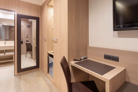 Single Room | Minibar, in-room safe, desk, soundproofing