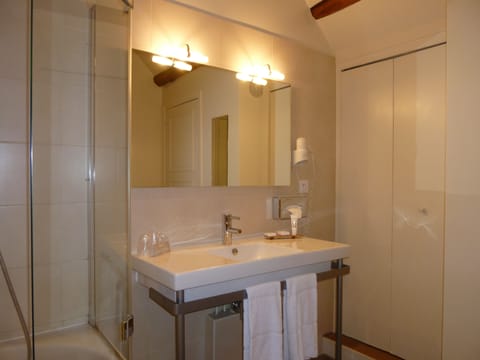 Comfort Double Room | Bathroom | Hair dryer, bathrobes, slippers, towels