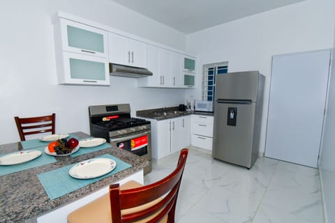 Elite Apartment, 2 Bedrooms, Private Bathroom | Private kitchen | Fridge, microwave, oven, stovetop