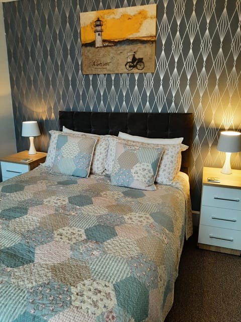 King Room, Ensuite | In-room safe, iron/ironing board, free WiFi, bed sheets